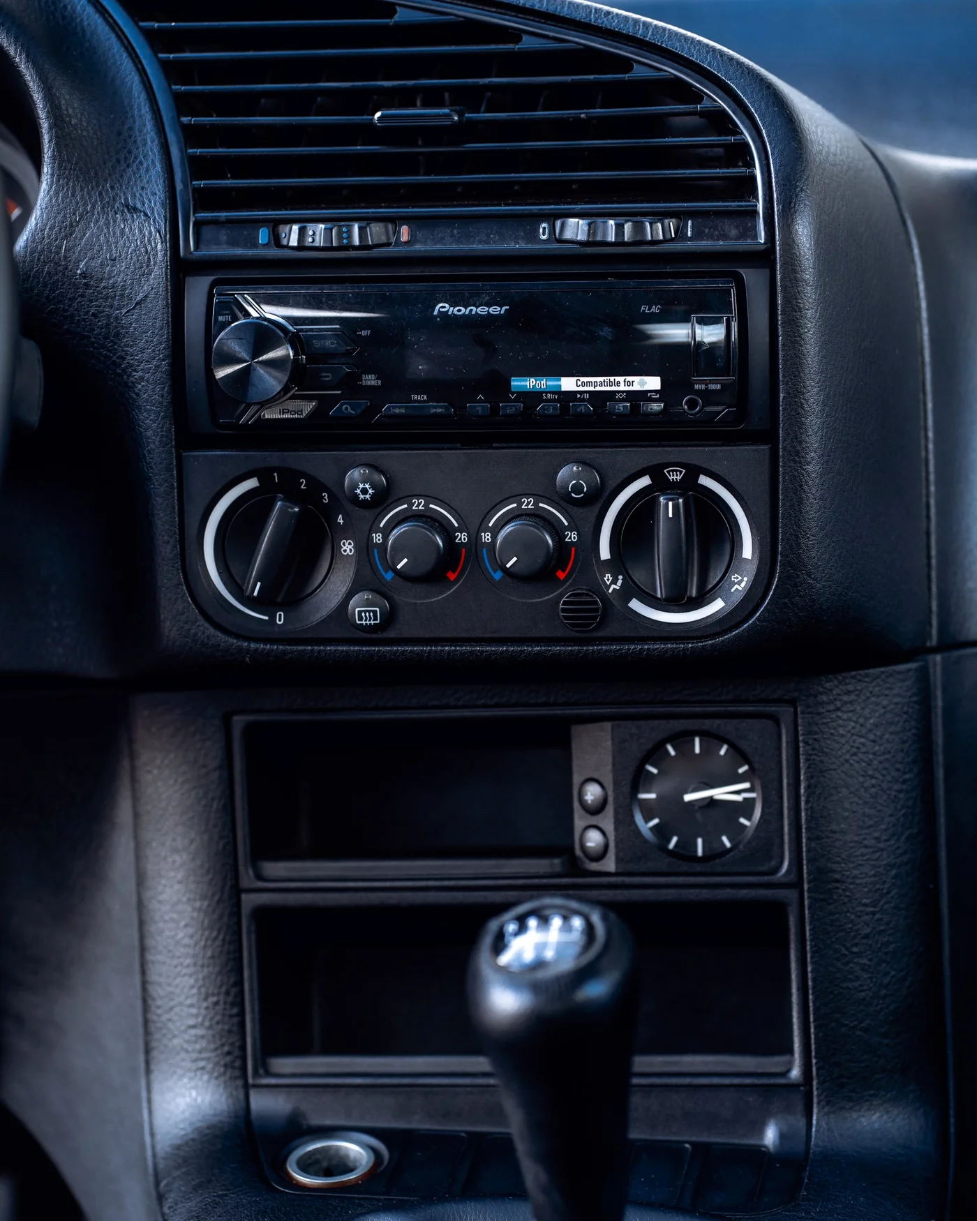 BMW 318is Interior 8
