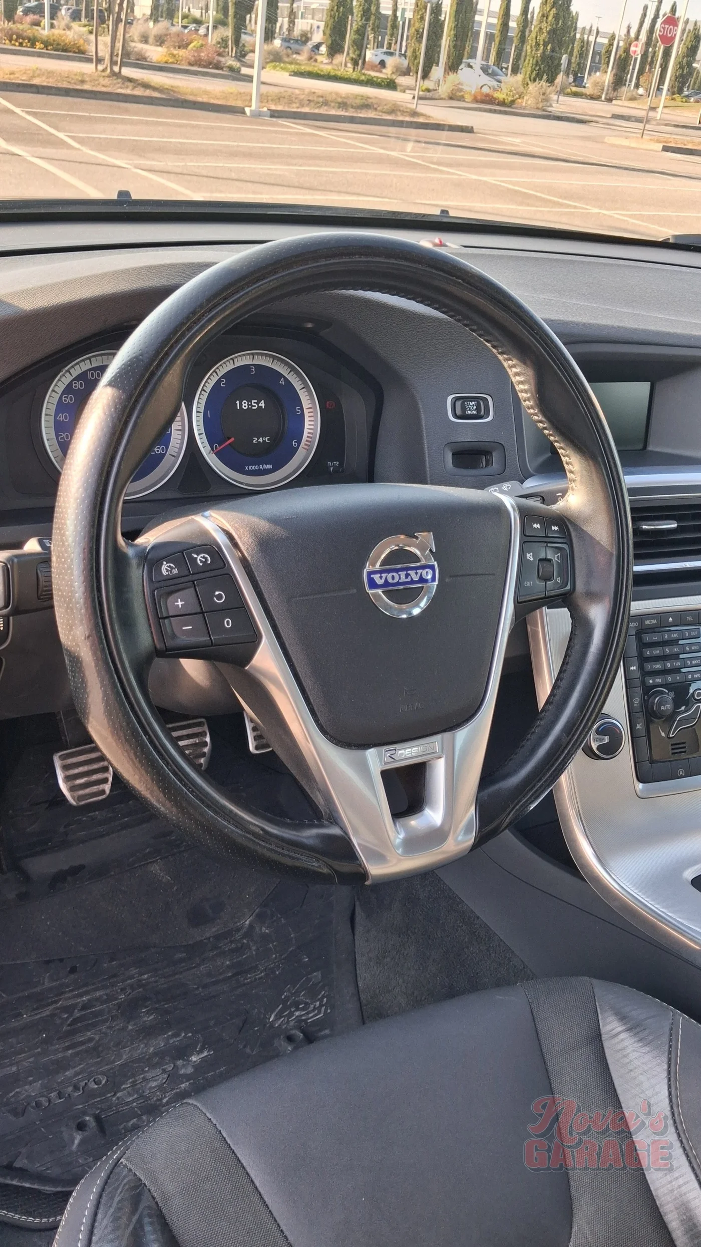 Interior 4 8