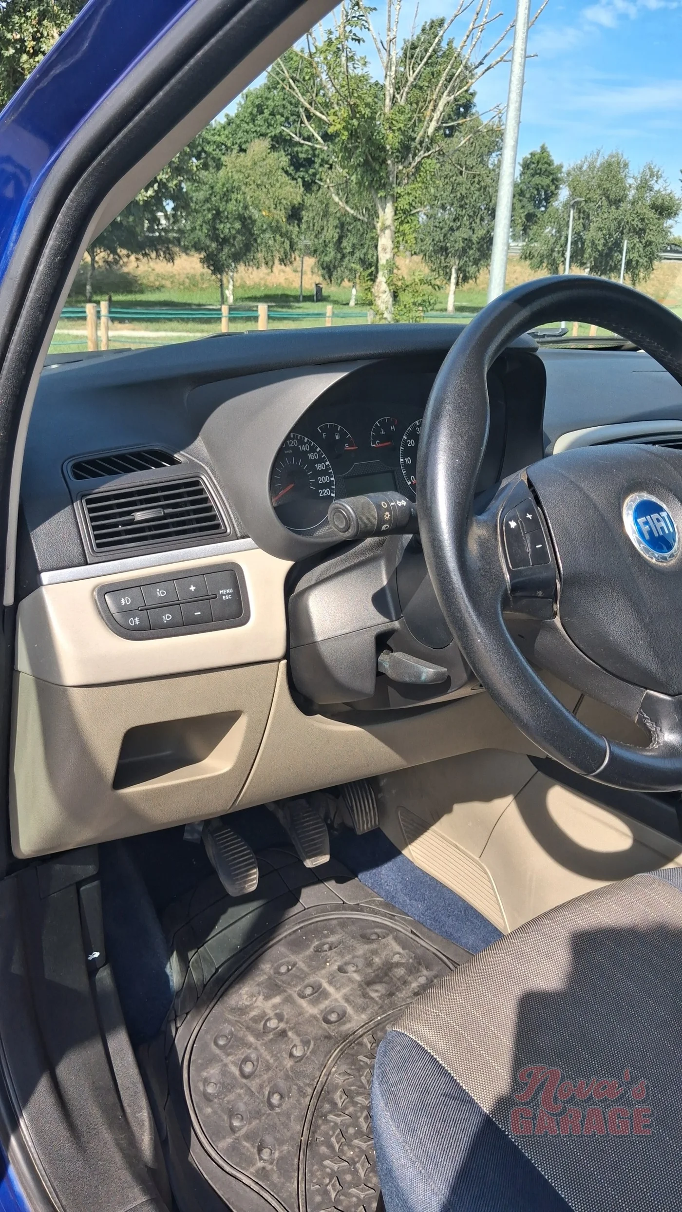 Interior 4 9